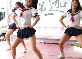 The classmate’s skirt was rejuvenated to be too short. After dancing, report to the discipline office (Ting Wei, Xuanxuan, pat)