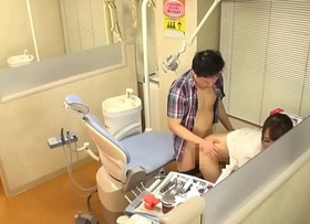 Рискованный секс японского стоматолога на работе