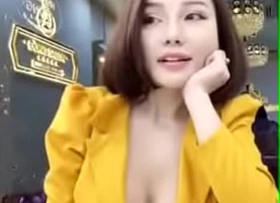 Dulce Reportera Vietnamita Seduce Con Su Escote