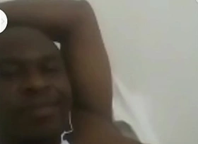 Mr Oba Arnaud Congolais vivant en France qui se masturbe sur les réseaux sociaux avec une femme inconnue  33 7 58 46 07 64