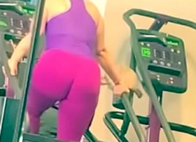 pequeña, trigueña mujer crece su culo en el gimnasio! petite, brunette woman grows her ass in the gym!