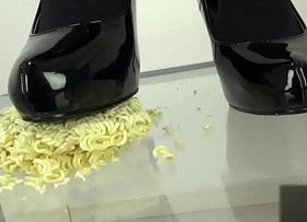 Pumps foodcrush noodles into pieces