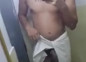 Javier Sanz me muestra su pene en el baño