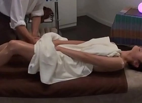 Busty japanese MILF Reiko Kobayakawa got pounded chips massage