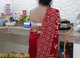 kitchen mein Chowmin bana rahi Desi  sister ko bhai ne ghodi bana kar lapa lap choda