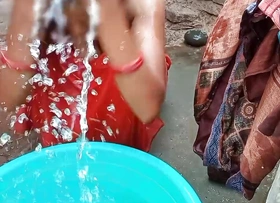 Hot Rati open place bathing Localsex