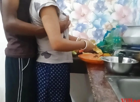Wife ko red saree pe kitchen main sex Kiya