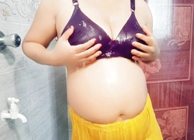 Bathing video of the beautiful Bhabhi of Bangladesh. Satisfied with toys.