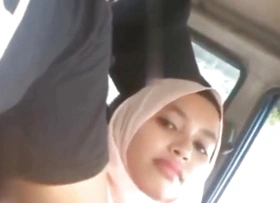 Jilbab ngentot di mobil