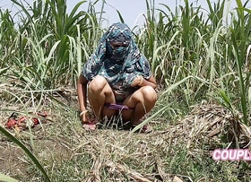 Komal was weeping in the sugarcane field, the owner secretly came and caught and fucked the house.