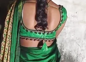 desi bhabhi saree me chudwane ke liye taiyar thi