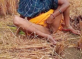 desi bhabhi urineing epoch video shoot beside the field