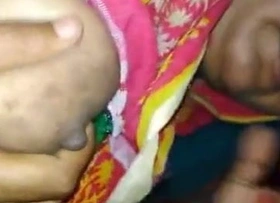 Pesssing dudhu of desi bengali aunty