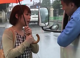 अजनबियों के साथ कार पर जापानी पत्नी की व्यभिचार